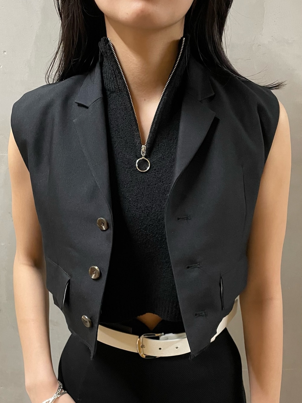 ブラック系のベスト、ブラック系のタンクトップ、ブラック系のスカートを着用したレディースの夏コーディネートの2枚目の写真