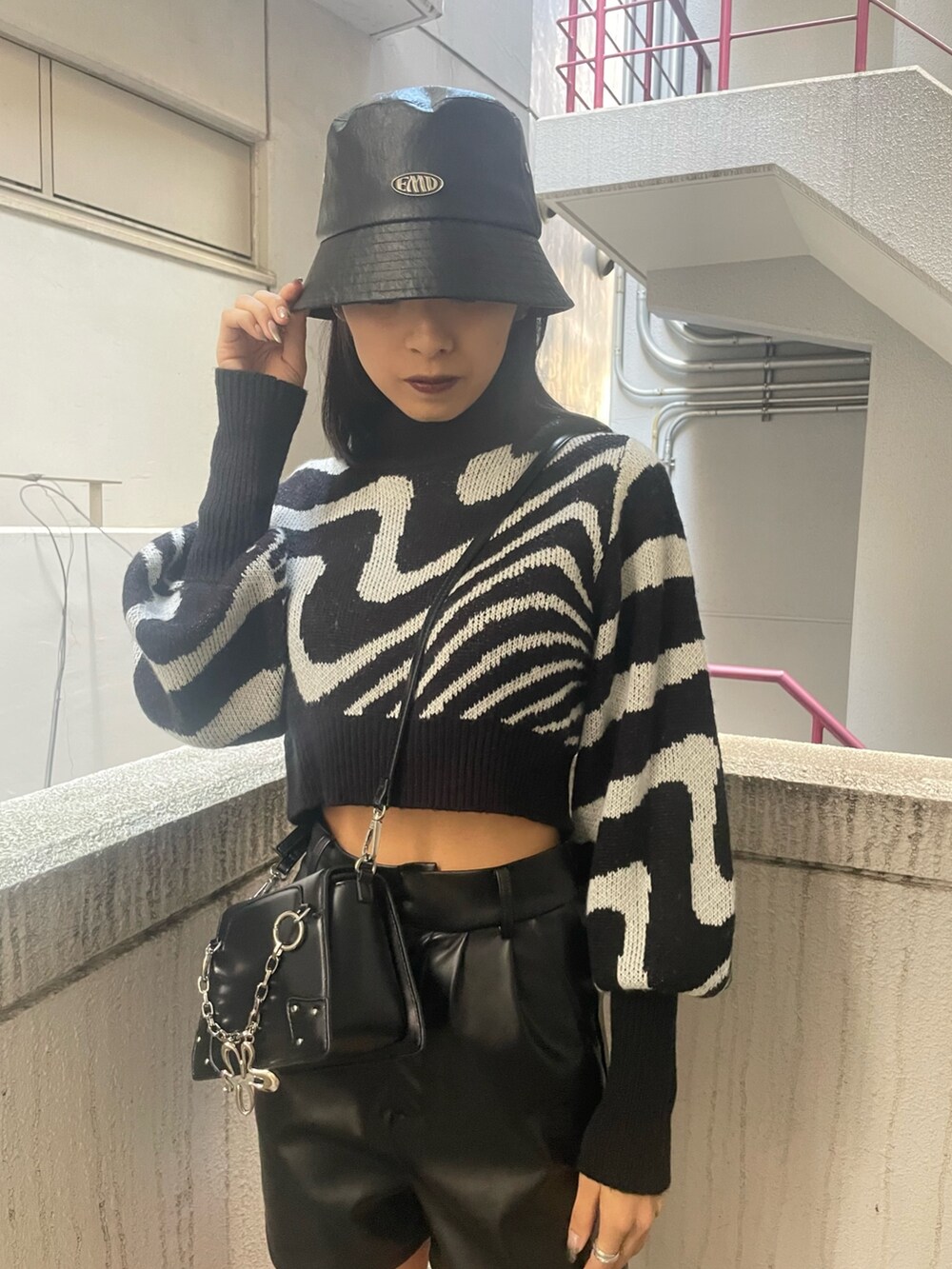 ブラック系のニット/セーター、ブラック系のその他パンツ、ブラック系のブーツを着用したレディースの冬コーディネートの4枚目の写真