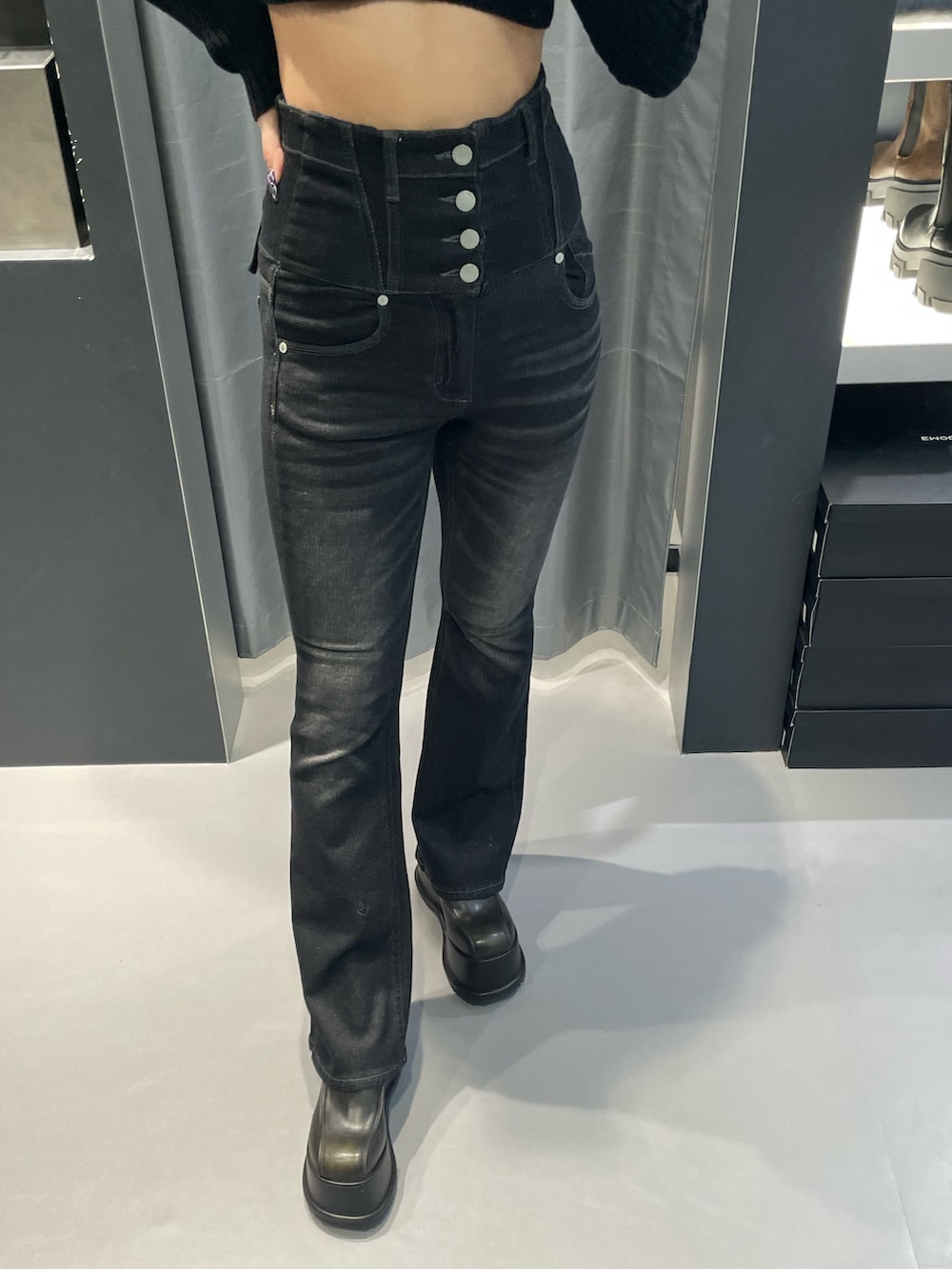 ホワイト系のブルゾン、ブルー系のハンドバッグ、ブラック系のデニムパンツを着用したレディースの秋コーディネートの7枚目の写真