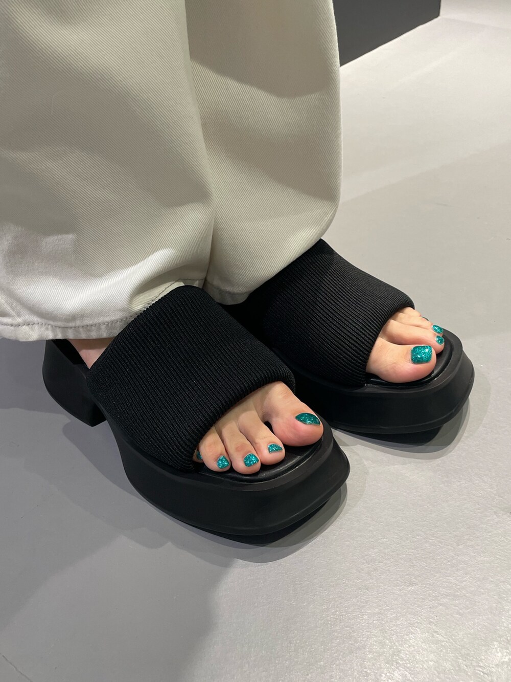 ブラック系のTシャツ/カットソー、グレー系のキャミソール、ブラック系のデニムパンツを着用したレディースの夏コーディネートの10枚目の写真