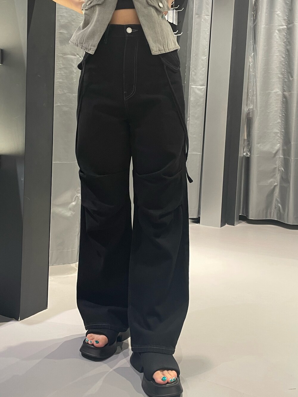 ブラック系のTシャツ/カットソー、ブラック系のデニムパンツ、ブラック系のサンダルを着用したレディースの夏コーディネートの6枚目の写真