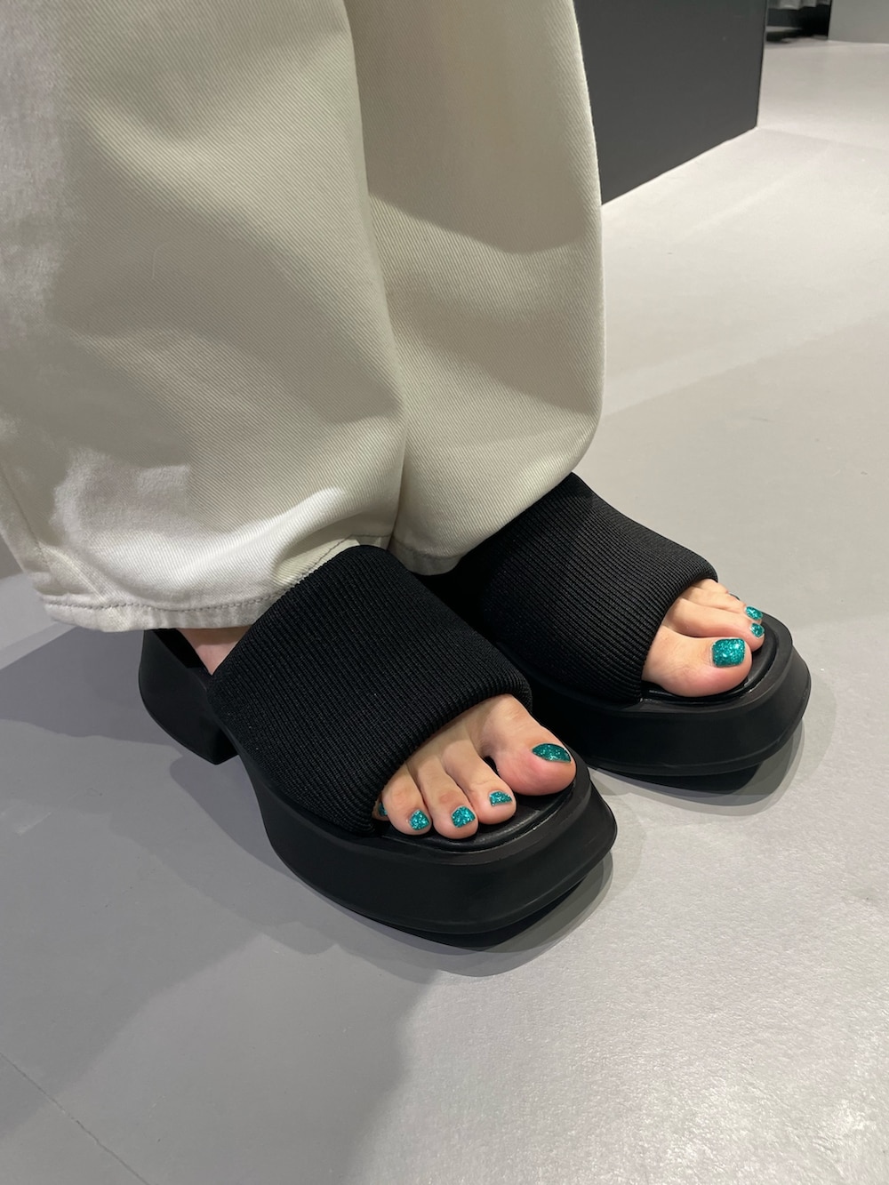 ブルー系のTシャツ/カットソー、ブラック系のその他パンツ、ブラック系のサンダルを着用したレディースの夏コーディネートの10枚目の写真