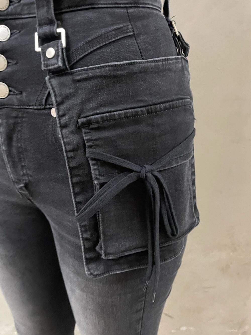 ブラック系のサンダル、ブラック系のTシャツ/カットソー、ブルー系のシャツ/ブラウスを着用したレディースの春コーディネートの9枚目の写真