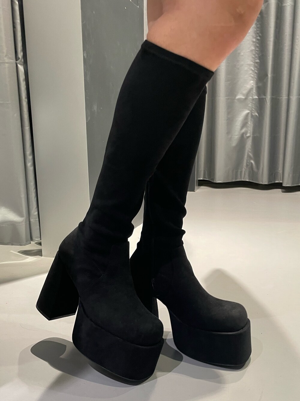 レッド系のTシャツ/カットソー、ブルー系のデニムスカート、その他のブーツを着用したレディースの秋コーディネートの10枚目の写真