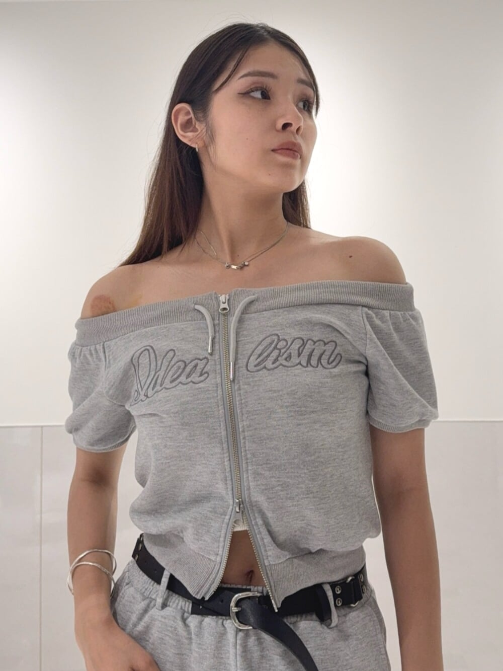 ブラック系のサンダル、グレー系のスウェット、グレー系のスウェットパンツを着用したレディースの夏コーディネートの4枚目の写真