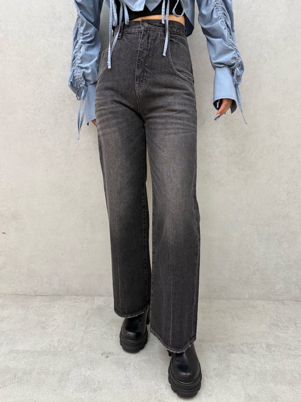 ブルー系のシャツ/ブラウス、ブラック系のキャミソール、ブラック系のデニムパンツを着用したレディースの秋コーディネートの6枚目の写真