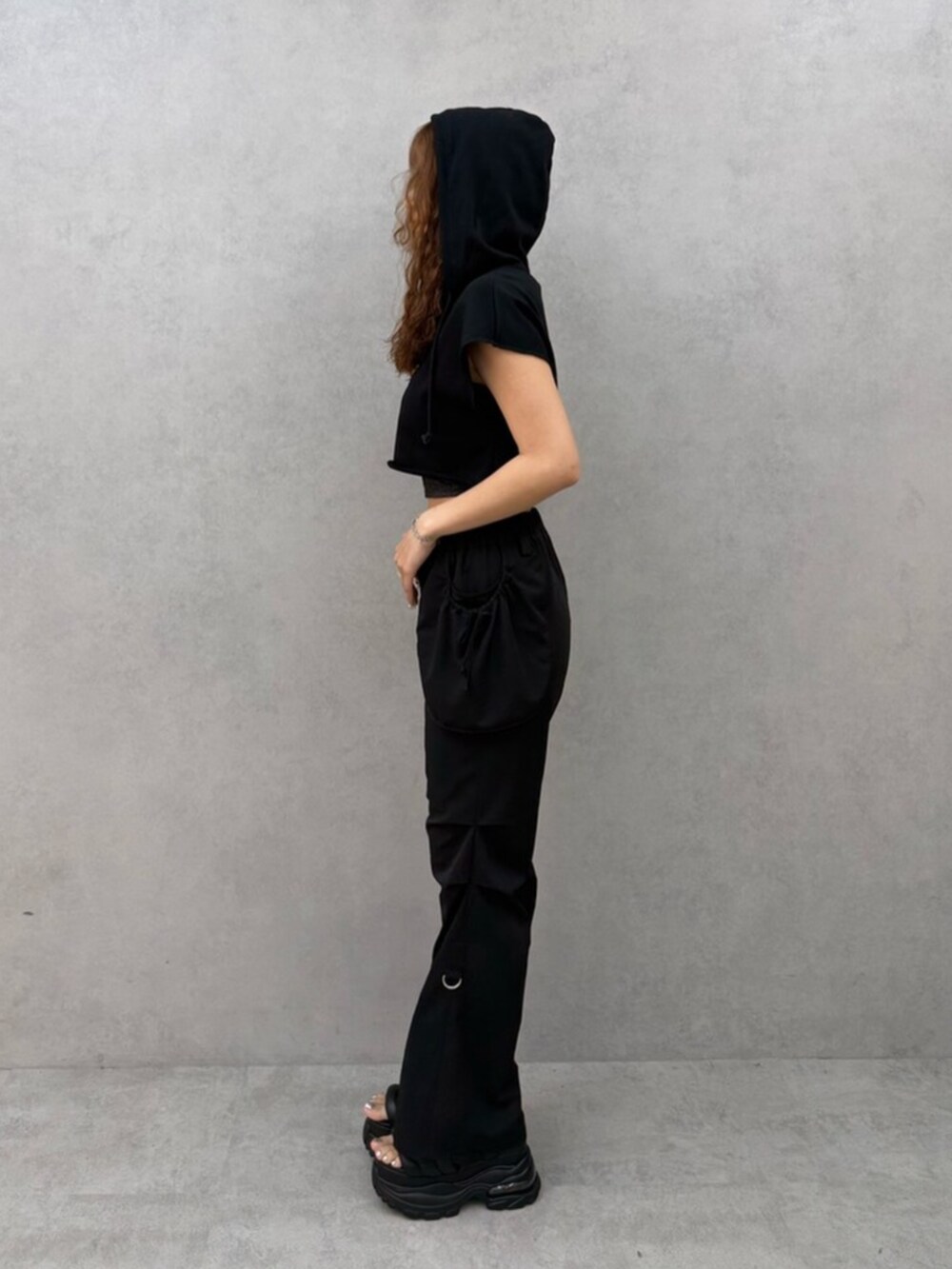 ブラック系のTシャツ/カットソー、ブラック系のサンダル、ブラック系のTシャツ/カットソーを着用したレディースの夏コーディネートの2枚目の写真