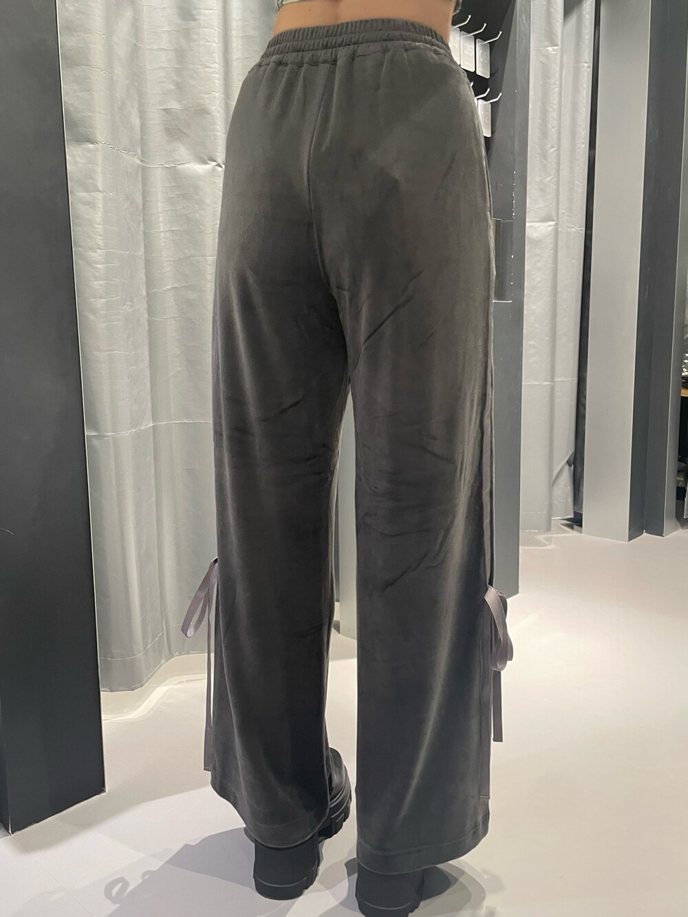 その他のタンクトップ、グレー系のその他パンツ、ブラック系のブーツを着用したレディースの夏コーディネートの8枚目の写真