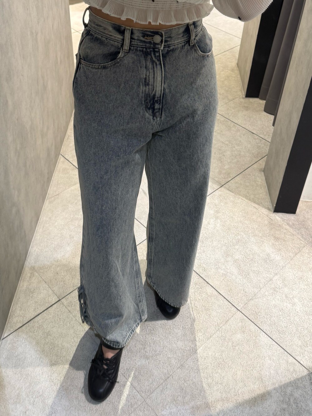 ホワイト系のTシャツ/カットソー、ブルー系のデニムパンツ、ホワイト系のショルダーバッグを着用したレディースの春コーディネートの5枚目の写真