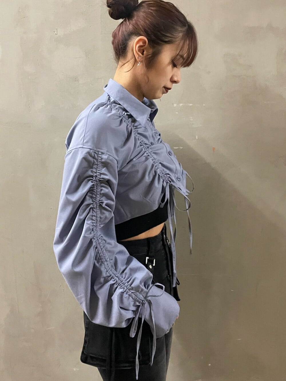 ブラック系のサンダル、ブラック系のTシャツ/カットソー、ブルー系のシャツ/ブラウスを着用したレディースの春コーディネートの5枚目の写真