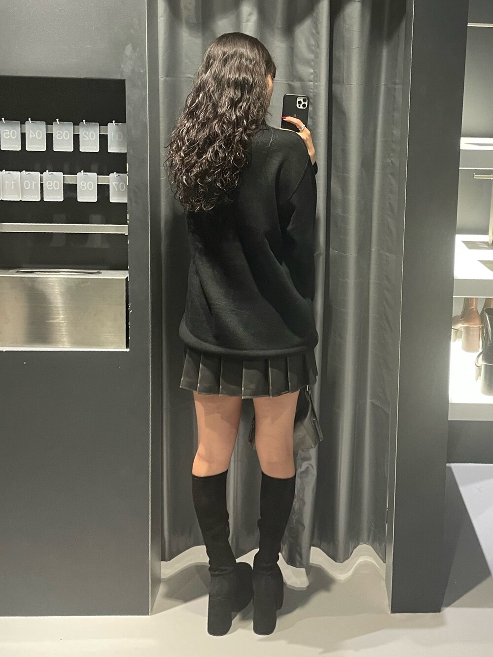 「EMODA、ブラックコーデ、モノトーンコーデ、モノトーン、カジュアルコーデ、ワンピース、ワンピーススタイル、ミニワンピ、ハーフジップ、プリーツスカート、ミニスカート、ロングブーツ、厚底ブーツ、骨格ストレート、高身長コーデ」｜「EMODAのハーフジップオーバーミニワンピース（ワンピース、ブラック系）」を使った、菅谷レイナさん（レディース・168cm）の秋コーディネートの3枚目の写真