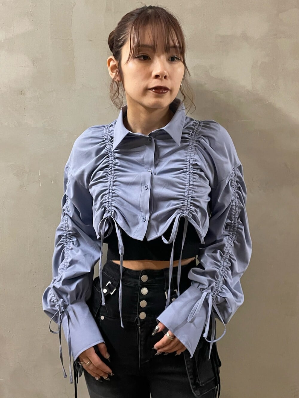 ブラック系のサンダル、ブラック系のTシャツ/カットソー、ブルー系のシャツ/ブラウスを着用したレディースの春コーディネートの4枚目の写真