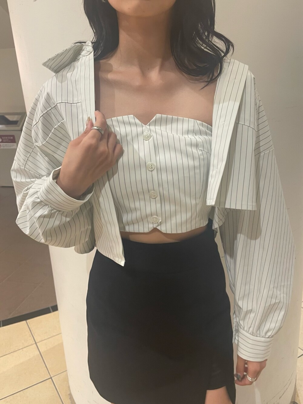 その他のシャツ/ブラウス、ブラック系のスカート、ブラック系のブーツを着用したレディースの夏コーディネートの3枚目の写真