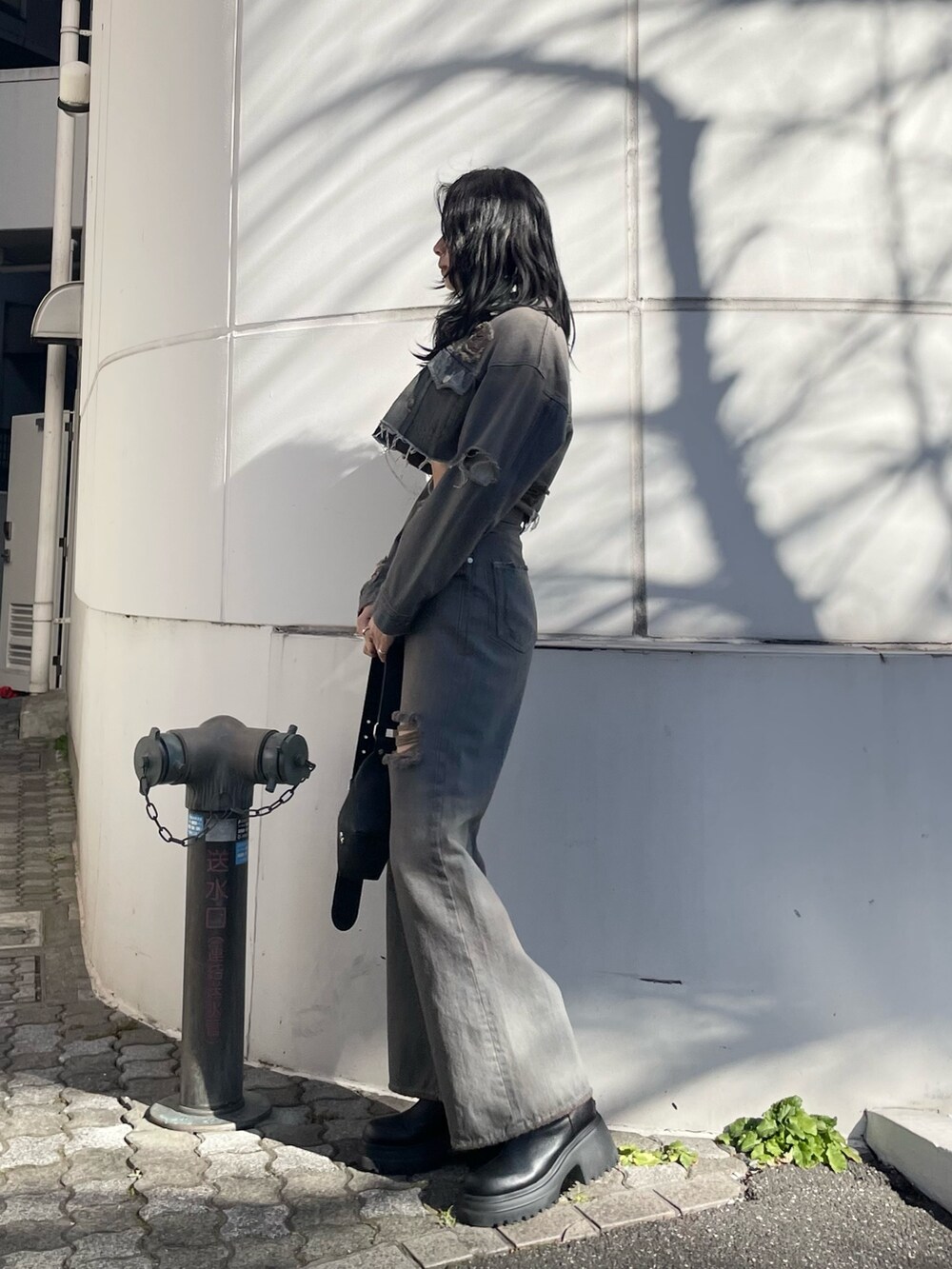 ホワイト系のニット/セーター、グレー系のデニムジャケット、グレー系のデニムパンツを着用したレディースの冬コーディネートの2枚目の写真