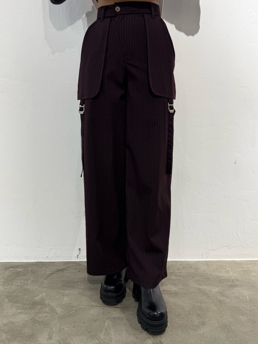 グレー系のTシャツ/カットソー、ブラウン系のその他パンツ、ブラック系のブーツを着用したレディースの秋コーディネートの5枚目の写真