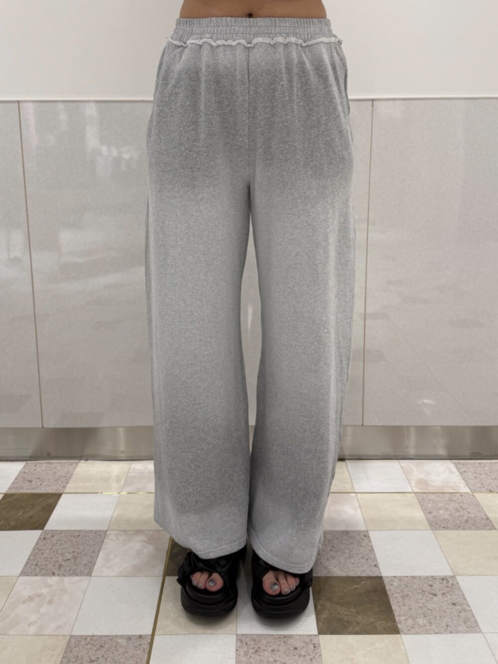 ブラック系のサンダル、グレー系のスウェットパンツ、ブラウン系のTシャツ/カットソーを着用したレディースの夏コーディネートの5枚目の写真