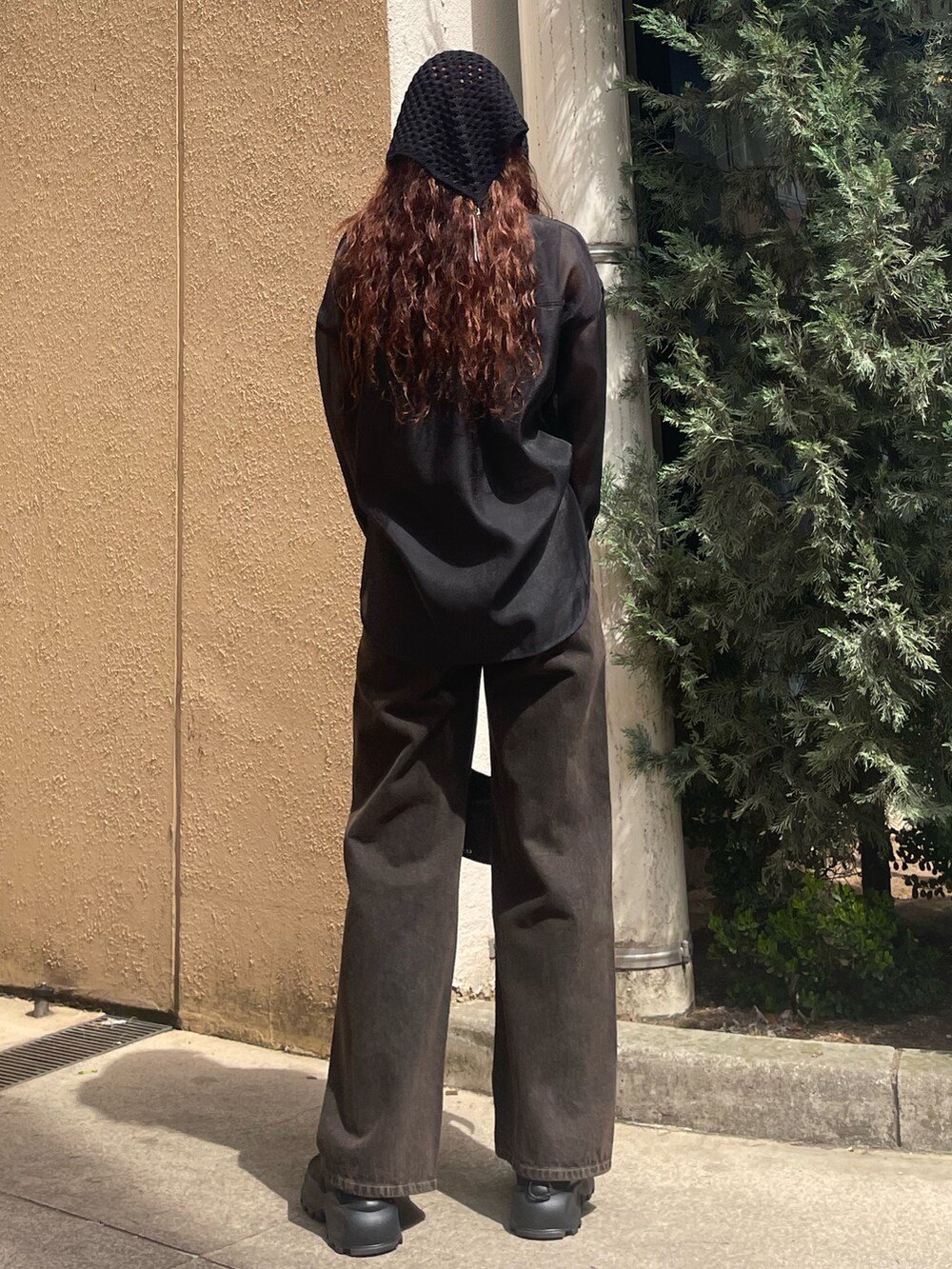 ブラック系のシャツ/ブラウス、ブラック系のニット/セーター、ブラック系のデニムパンツを着用したレディースの春コーディネートの3枚目の写真