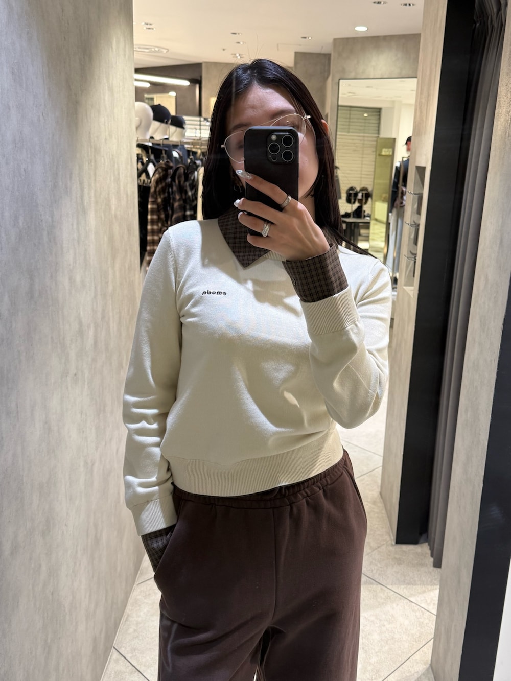 ベージュ系のシャツ/ブラウス、ブラウン系のスウェットパンツ、ブラック系のブーツを着用したレディースの冬コーディネートの4枚目の写真