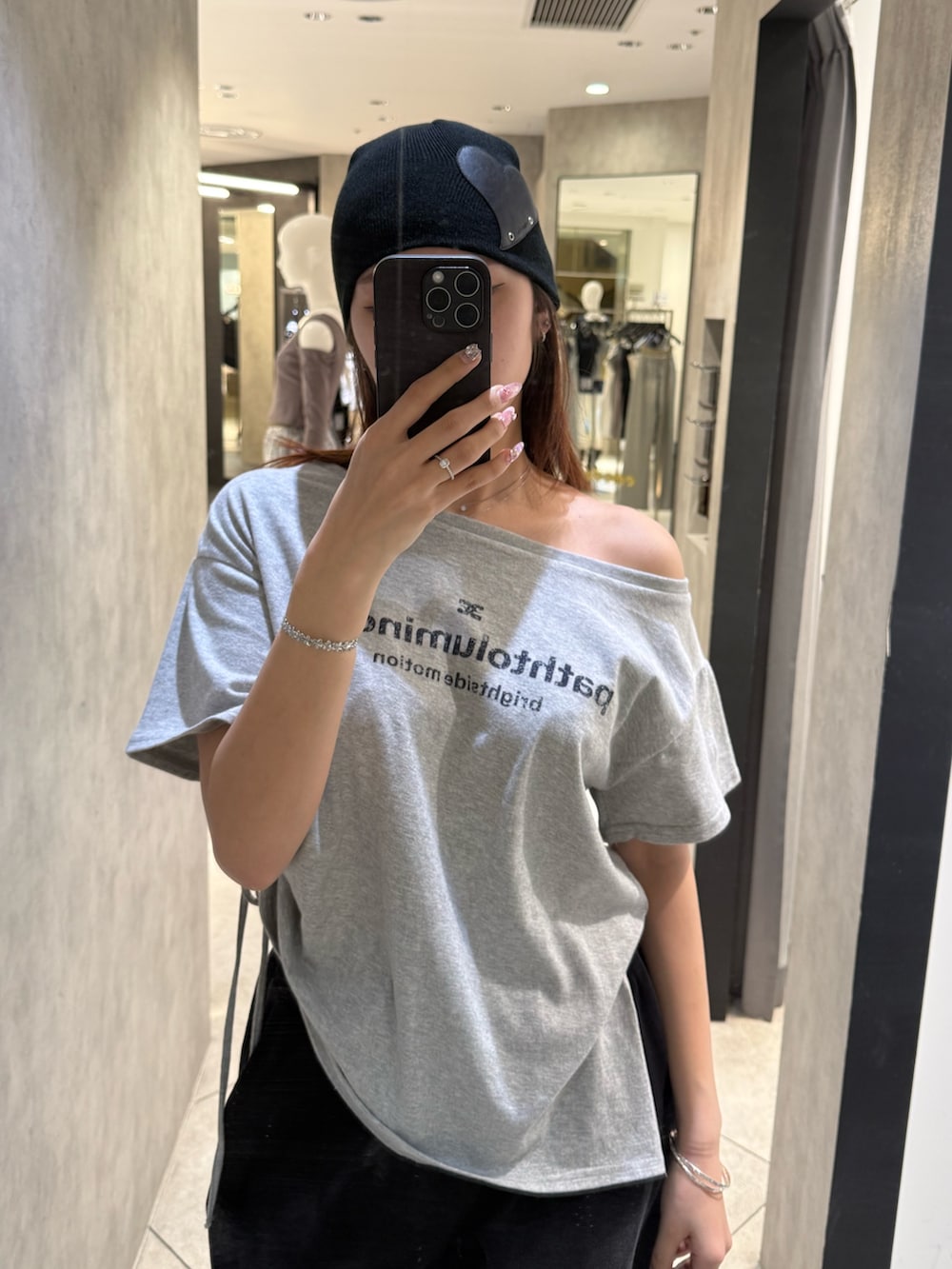 グレー系のTシャツ/カットソー、ブラック系のスウェットパンツ、ブラック系のスニーカーを着用したレディースの春コーディネートの4枚目の写真