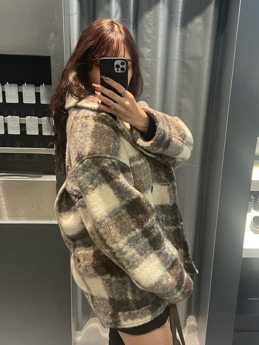 ブラック系のTシャツ/カットソー、その他のその他アウター、ブラック系のスカートを着用したレディースの冬コーディネートの7枚目の写真