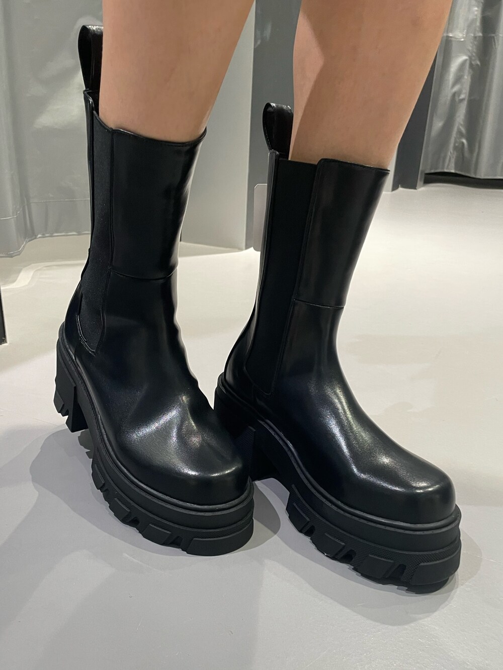 ブラック系のTシャツ/カットソー、ブルー系のデニムパンツ、ブラック系のブーツを着用したレディースの春コーディネートの9枚目の写真