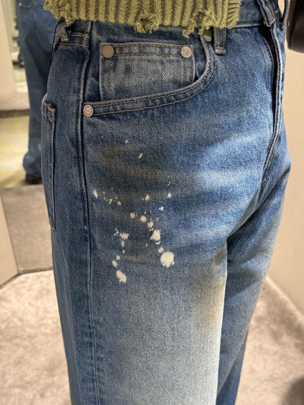 グリーン系のタンクトップ、ブルー系のデニムパンツ、ブラック系のハンドバッグを着用したレディースの夏コーディネートの8枚目の写真