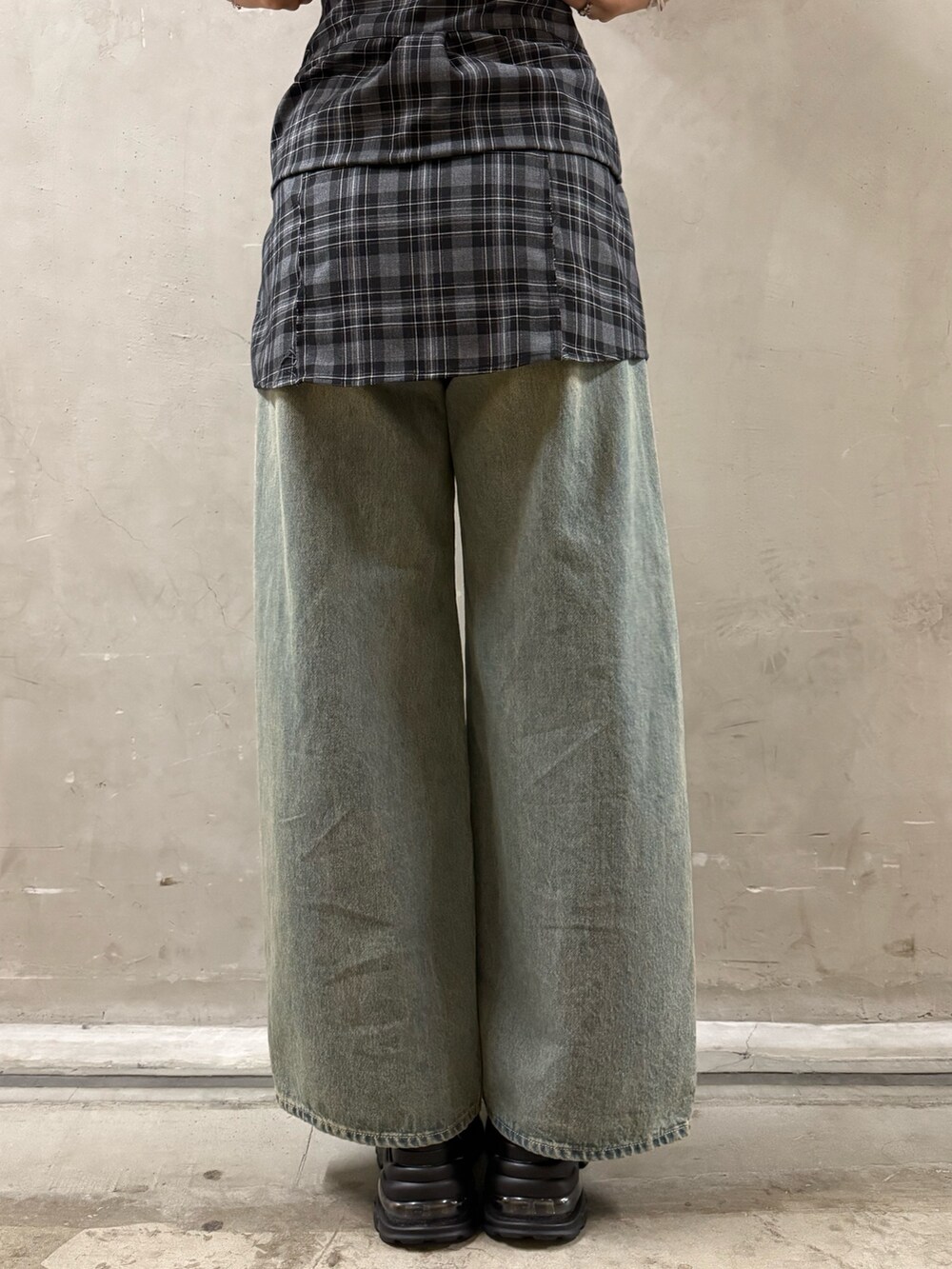 グレー系のワンピース、ブルー系のデニムパンツ、ブラック系のサンダルを着用したレディースの夏コーディネートの9枚目の写真