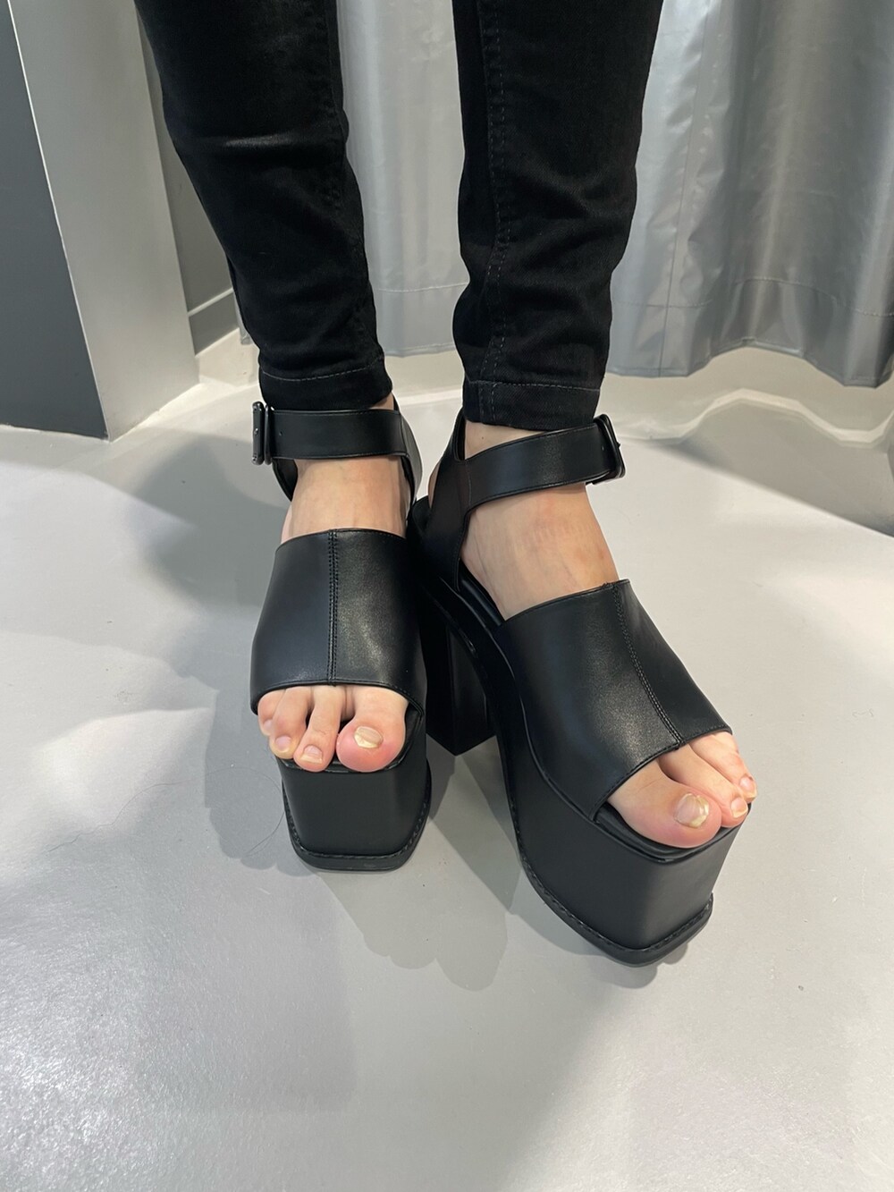 ホワイト系のTシャツ/カットソー、ブラック系のデニムスカート、ブラック系のショルダーバッグを着用したレディースの春コーディネートの9枚目の写真