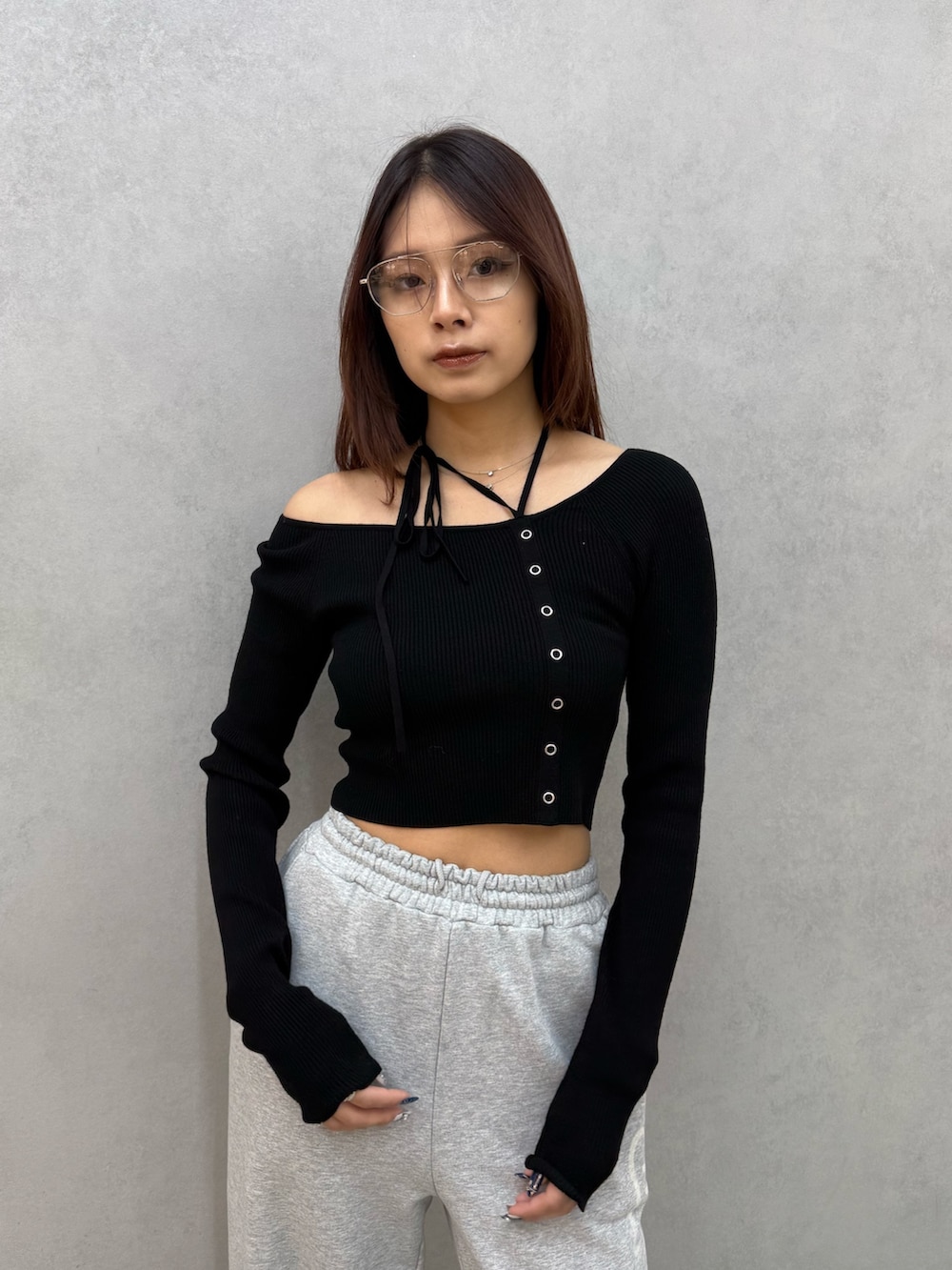 ブラック系のブルゾン、ブラック系のニット/セーター、グレー系のスウェットパンツを着用したレディースの冬コーディネートの5枚目の写真