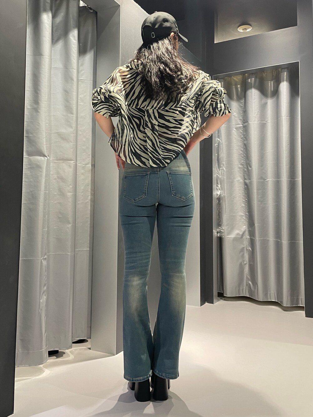 ブラック系のタンクトップ、その他のシャツ/ブラウス、ブルー系のデニムパンツを着用したレディースの夏コーディネートの3枚目の写真