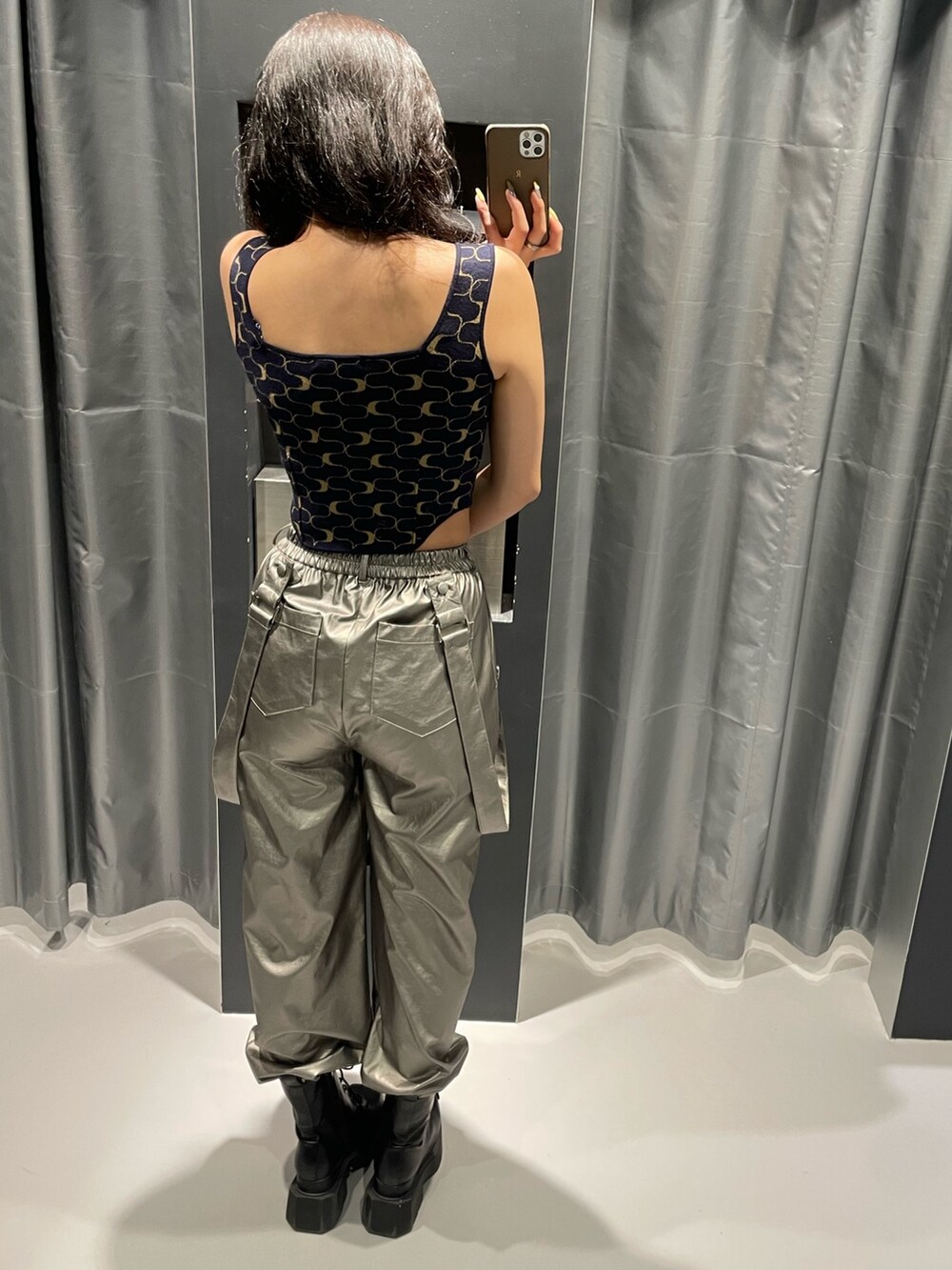 その他のタンクトップ、シルバー系のその他パンツ、ブラック系のハンドバッグを着用したレディースの春コーディネートの3枚目の写真