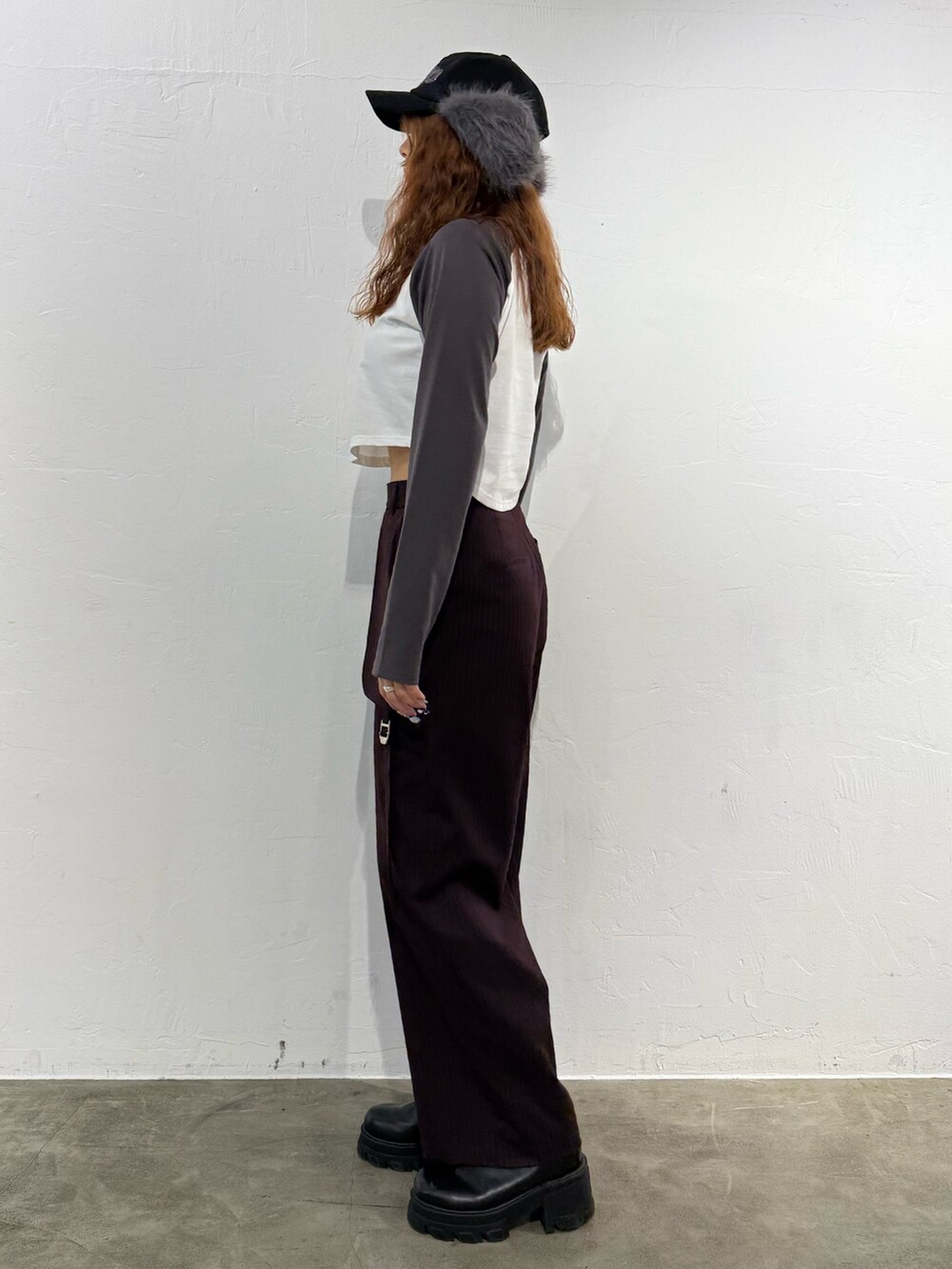 グレー系のTシャツ/カットソー、ブラウン系のその他パンツ、ブラック系のブーツを着用したレディースの秋コーディネートの2枚目の写真