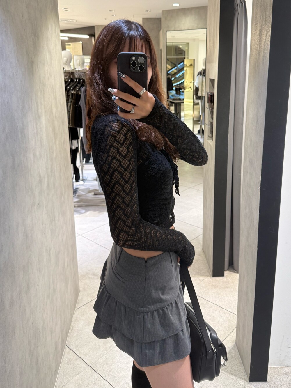 ブラック系のTシャツ/カットソー、ブラック系のハンドバッグ、ブラック系のキャミソールを着用したレディースの秋コーディネートの5枚目の写真