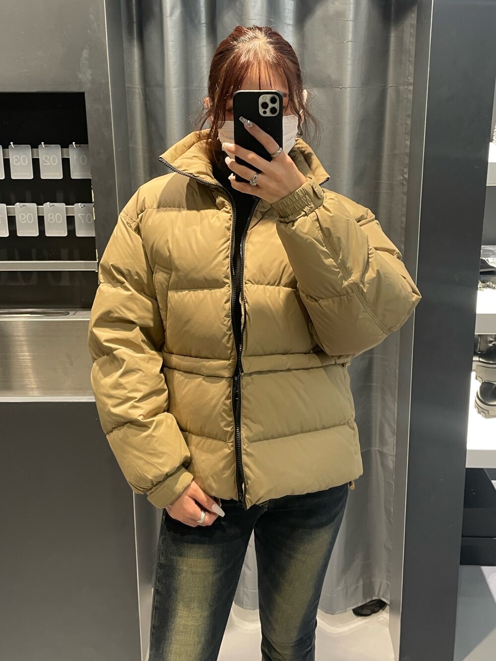 ブラック系のニット/セーター、ベージュ系のブルゾン、ブルー系のデニムパンツを着用したレディースの冬コーディネートの7枚目の写真