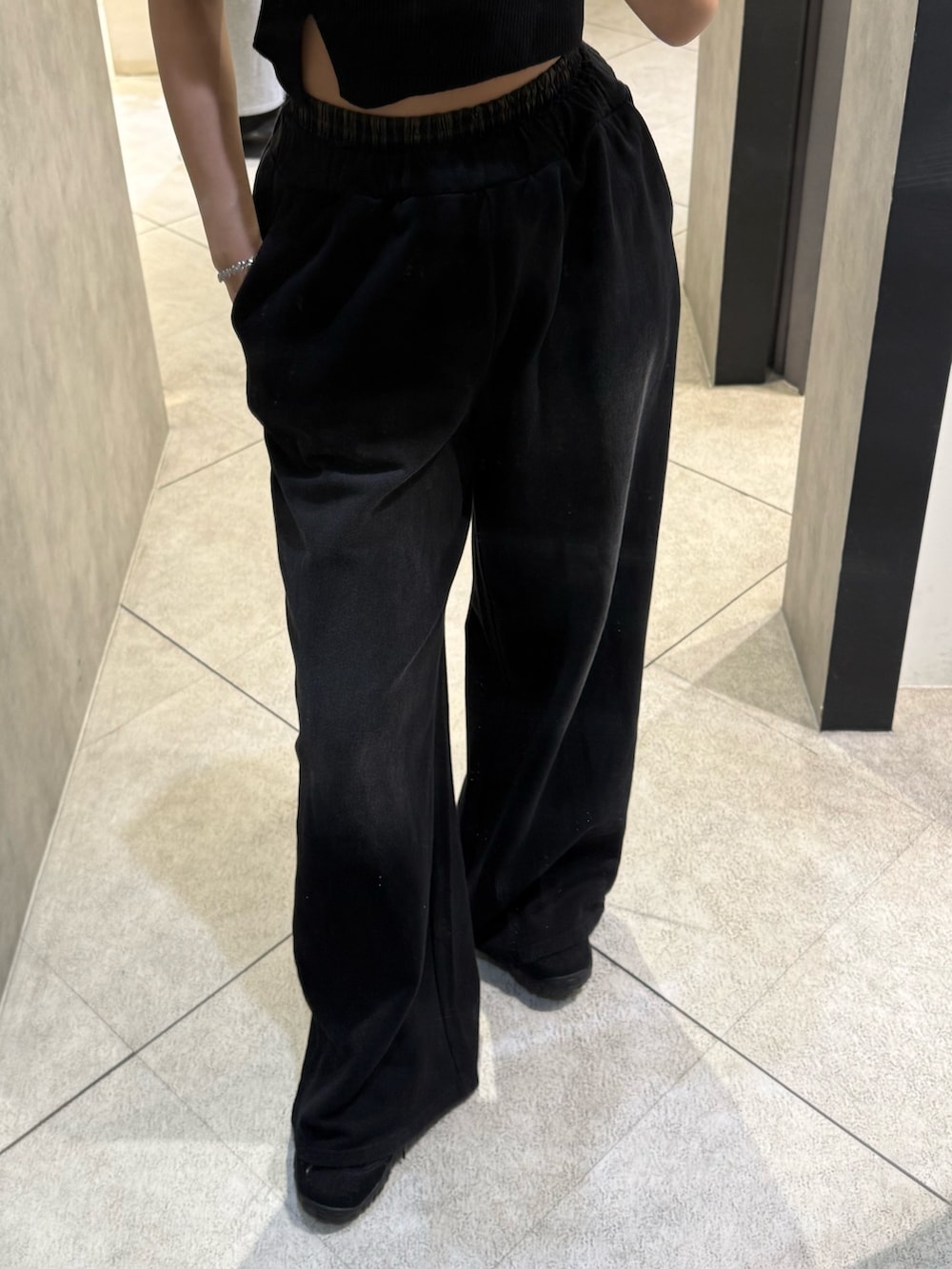 グレー系のTシャツ/カットソー、ブラック系のスウェットパンツ、ブラック系のスニーカーを着用したレディースの春コーディネートの5枚目の写真