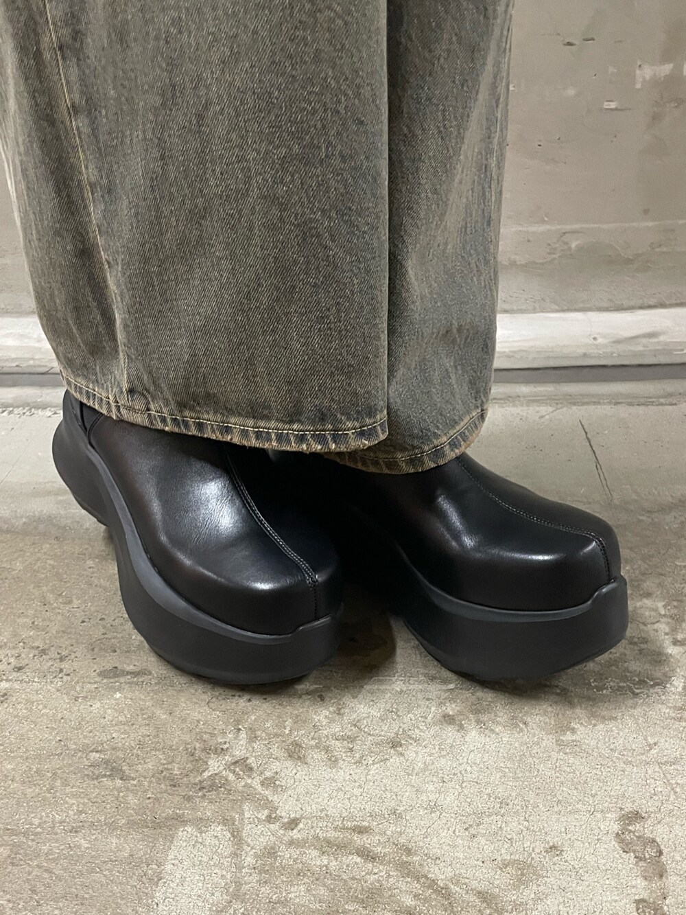 グレー系のTシャツ/カットソー、ブルー系のデニムパンツ、ブラック系のブーツを着用したレディースの春コーディネートの10枚目の写真