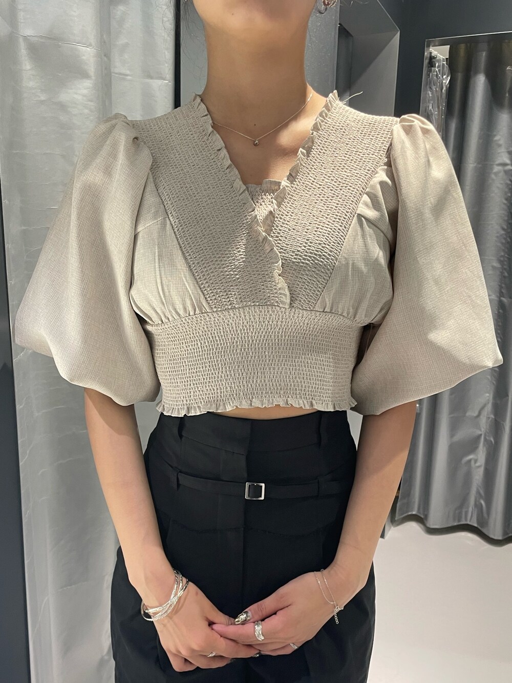 ベージュ系のTシャツ/カットソー、ブラック系のその他パンツ、ブラック系のサンダルを着用したレディースの夏コーディネートの4枚目の写真