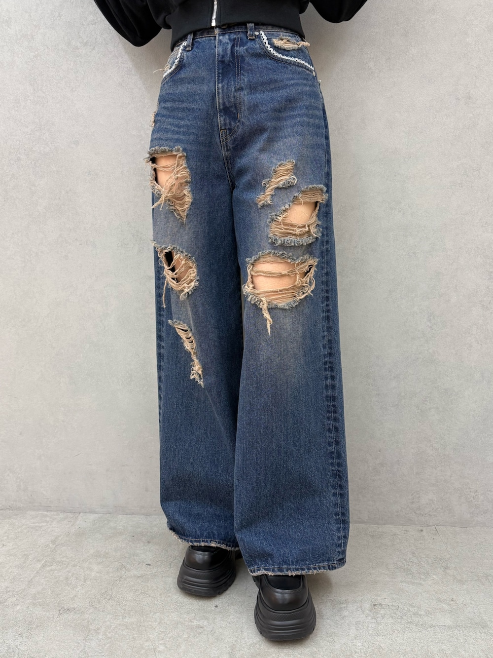 グレー系のパーカー、ブルー系のデニムパンツ、ブラック系のローファーを着用したレディースの冬コーディネートの5枚目の写真