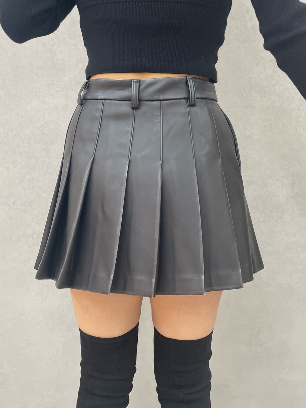 ブラック系のニット/セーター、グレー系のスカート、ブラック系のショルダーバッグを着用したレディースの夏コーディネートの9枚目の写真