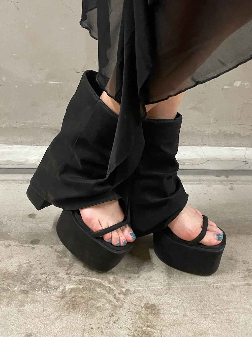 ブラック系のTシャツ/カットソー、ブラック系のニット/セーター、ブラック系のスカートを着用したレディースの春コーディネートの10枚目の写真