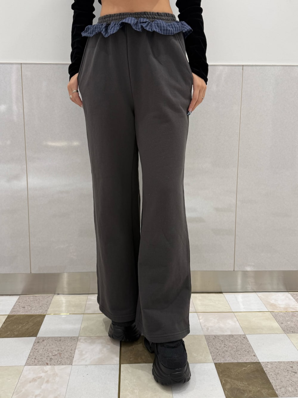 ブラック系のTシャツ/カットソー、グレー系のスウェットパンツ、ブラック系のスニーカーを着用したレディースの冬コーディネートの5枚目の写真