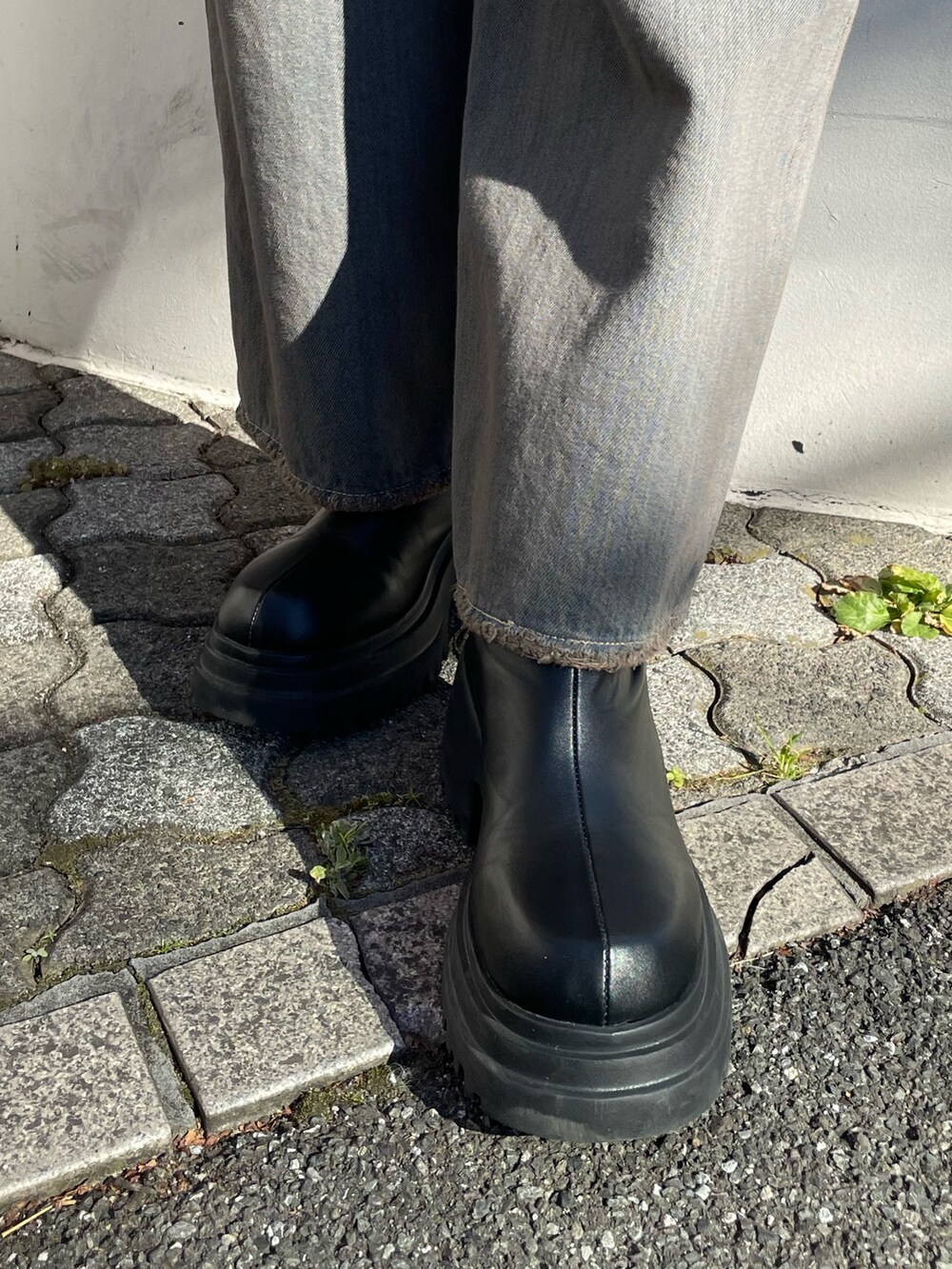 ホワイト系のニット/セーター、グレー系のデニムジャケット、グレー系のデニムパンツを着用したレディースの冬コーディネートの8枚目の写真