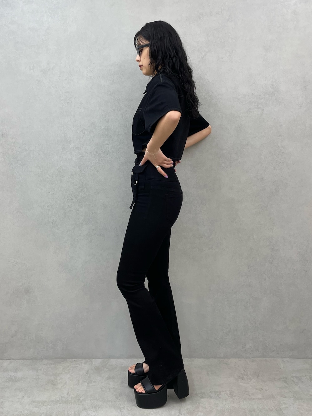 ブラック系のシャツ/ブラウス、ブラック系のデニムパンツ、ブラック系のサンダルを着用したレディースの夏コーディネートの2枚目の写真