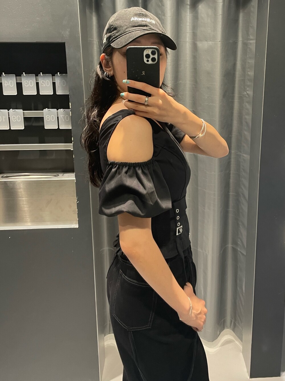 ブラック系のTシャツ/カットソー、ブラック系のデニムパンツ、ブラック系のサンダルを着用したレディースの夏コーディネートの5枚目の写真
