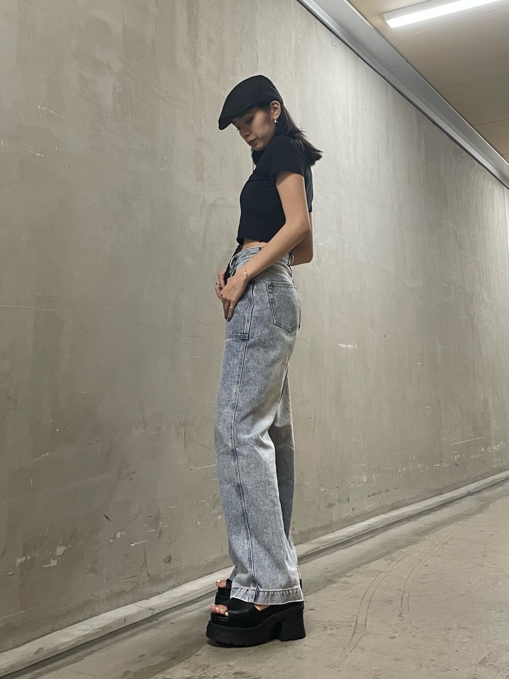 ブラック系のTシャツ/カットソー、ブラック系のショルダーバッグ、ブルー系のデニムパンツを着用したレディースの夏コーディネートの8枚目の写真