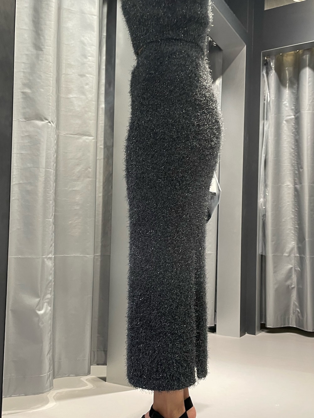 ブラック系のTシャツ/カットソー、グレー系のスカート、ブラック系のサンダルを着用したレディースの夏コーディネートの7枚目の写真