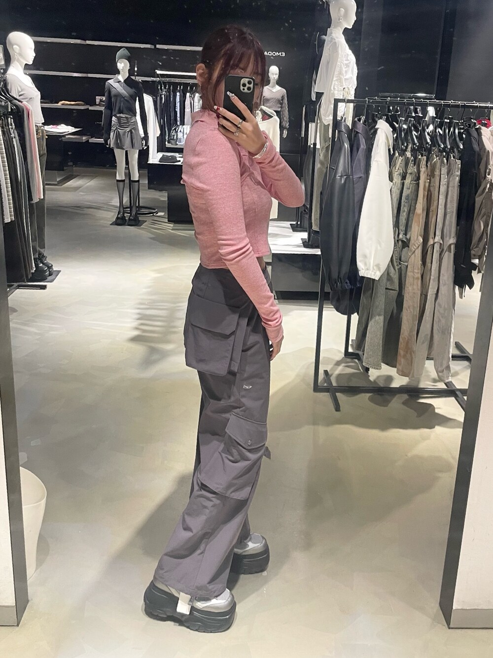ピンク系のTシャツ/カットソー、グレー系のその他パンツ、シルバー系のスニーカーを着用したレディースの春コーディネートの2枚目の写真