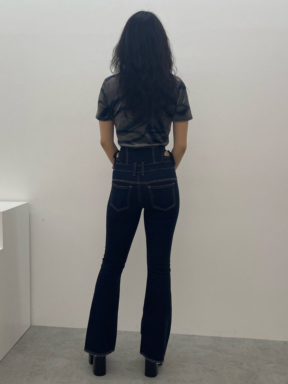 その他のTシャツ/カットソー、ブルー系のデニムパンツ、ブラック系のブーツを着用したレディースの夏コーディネートの6枚目の写真