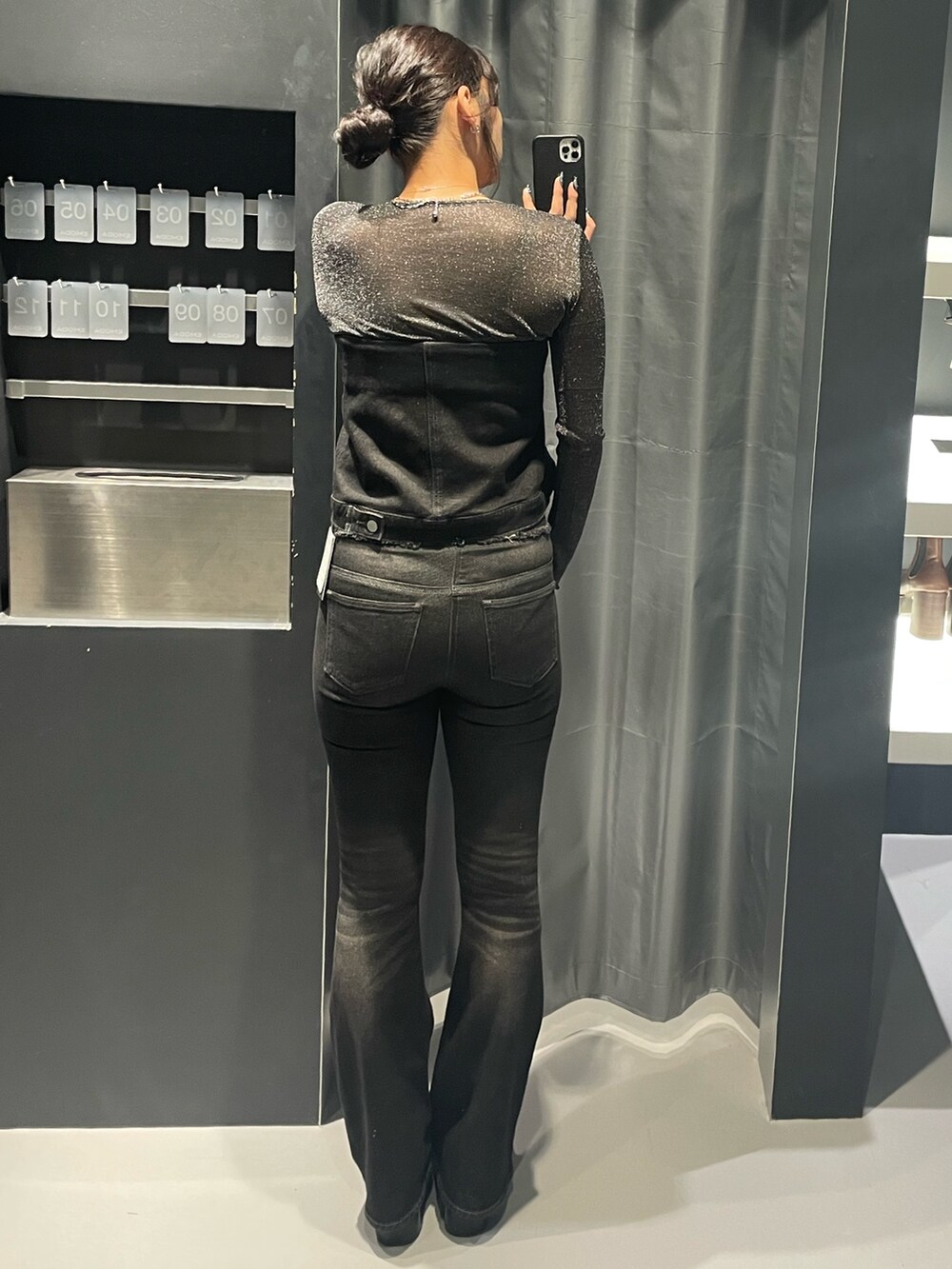 その他のTシャツ/カットソー、ブラック系のデニムパンツ、ブラック系のブーツを着用したレディースの秋コーディネートの3枚目の写真