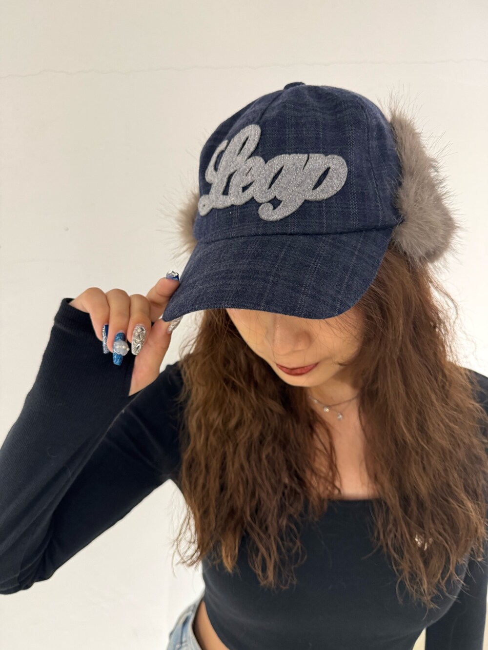 ブラック系のTシャツ/カットソー、ブルー系のデニムパンツ、ブラック系のハンドバッグを着用したレディースの秋コーディネートの8枚目の写真